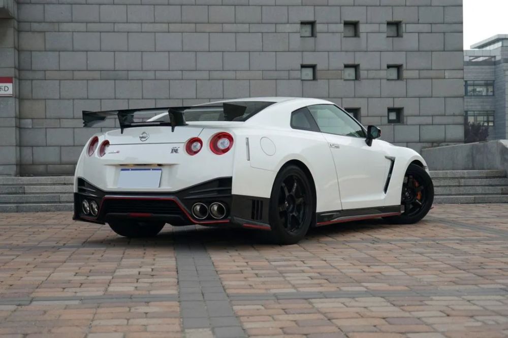 网友偶遇加了大尾翼的gtr车尾上坐的大长腿小姐姐才是重点