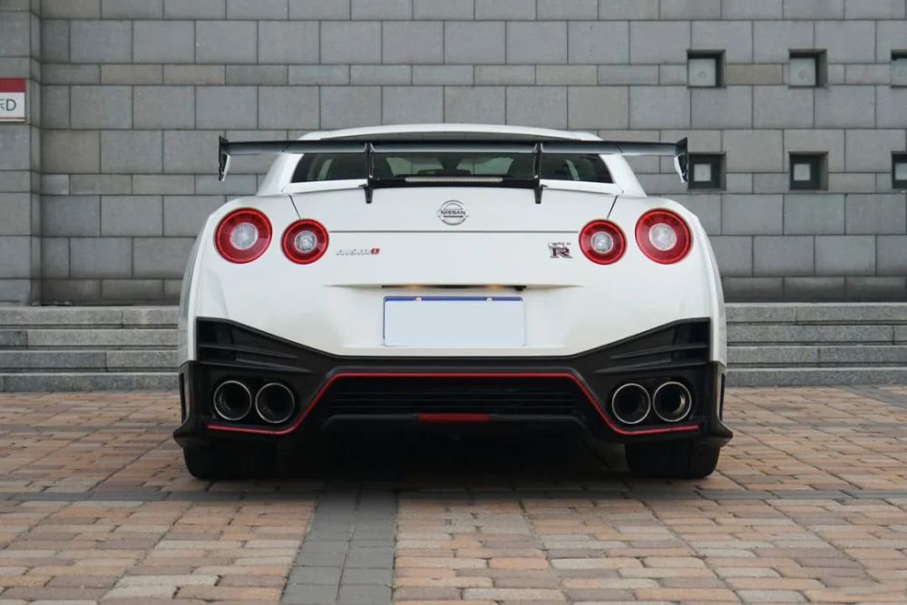 网友偶遇加了大尾翼的gtr车尾上坐的大长腿小姐姐才是重点