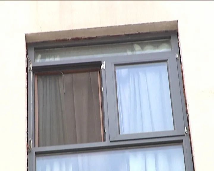 从天而降半扇窗户你说怕不怕