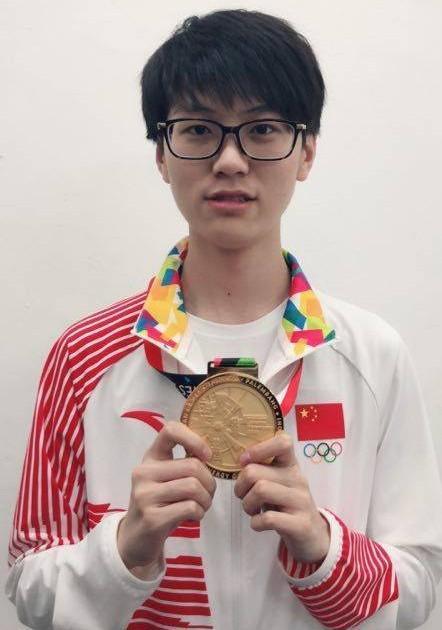 不少本来战绩不佳的队伍在夏季赛一鸣惊人，比如TES、SN、WE等战队，最出众的绝对V5莫属