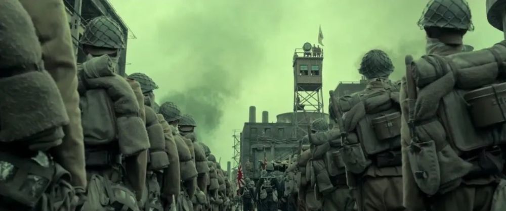 八佰|《八佰》肯定能成为爆款，不是因为期待得久，而是来得正是时候