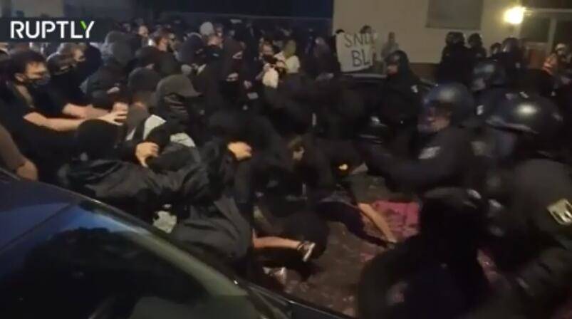 警察|为驱赶左翼抗议者，德国警察连推带踹，还用上了胡椒喷雾！