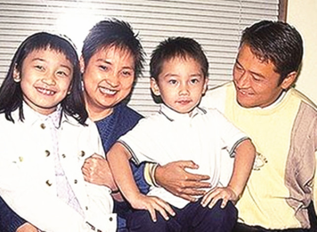 苗侨伟26岁儿子与女友秀恩爱,身材健硕长相不及爸,长居国外生活