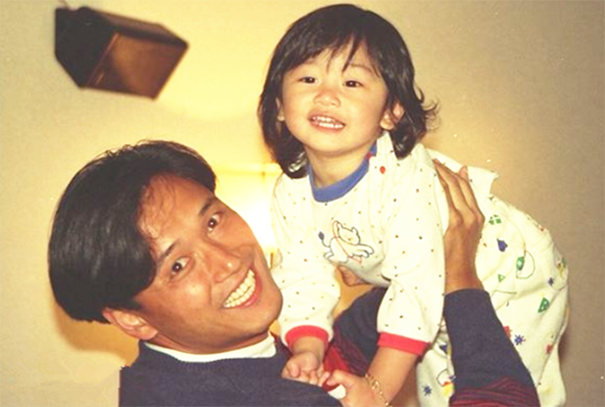 苗侨伟26岁儿子与女友秀恩爱身材健硕长相不及爸长居国外生活