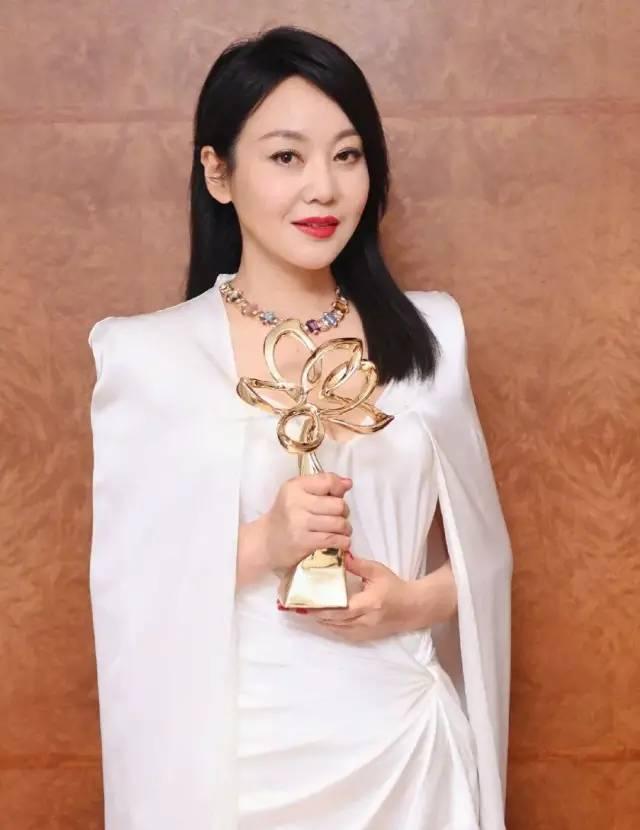 闫妮|49岁艳压孙俪夺“视后”，离婚时演活佟湘玉，闫妮把危机都变契机