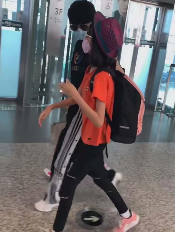 陆雨萱|鲍蕾与两女儿同框，11岁贝儿身高直逼妈妈，母女热聊被疑冷落妹妹