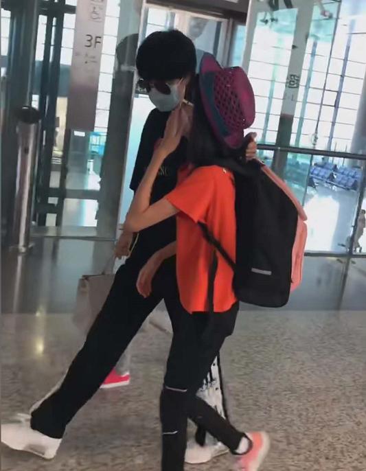 陆雨萱|鲍蕾与两女儿同框，11岁贝儿身高直逼妈妈，母女热聊被疑冷落妹妹