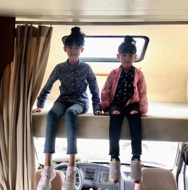 陆雨萱|鲍蕾与两女儿同框，11岁贝儿身高直逼妈妈，母女热聊被疑冷落妹妹