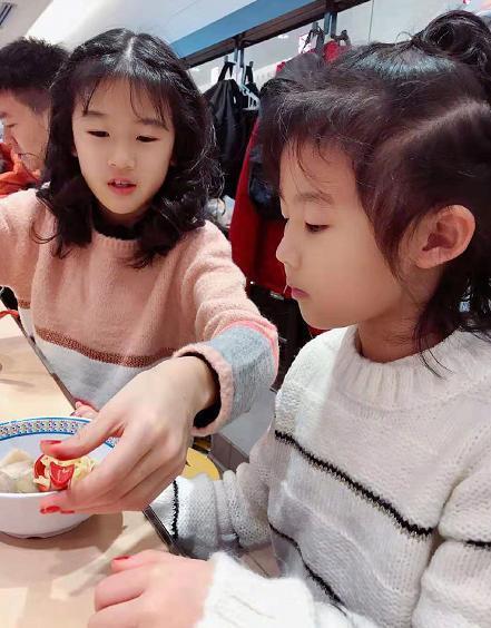 陆雨萱|鲍蕾与两女儿同框，11岁贝儿身高直逼妈妈，母女热聊被疑冷落妹妹