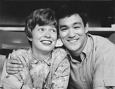 李小龙的徒弟汤姆娶李小龙的老婆就是为了这事琳达离婚是对的