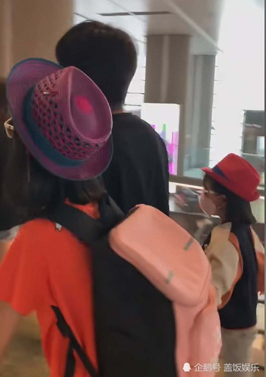 陆雨萱|鲍蕾与两女儿同框，11岁贝儿身高直逼妈妈，母女热聊被疑冷落妹妹