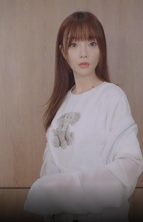 李小璐|李小璐大玩古风变装，一颦一笑魅惑十足，自夸被自己美到了！