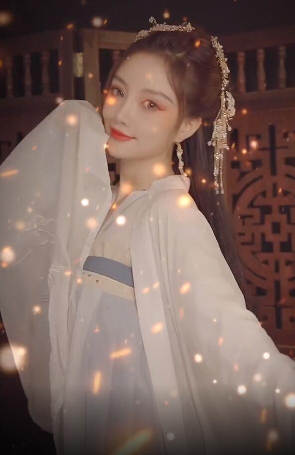 李小璐|李小璐大玩古风变装，一颦一笑魅惑十足，自夸被自己美到了！