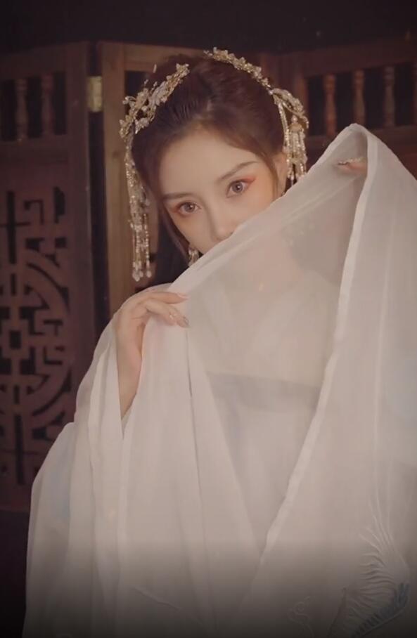 李小璐|李小璐大玩古风变装，一颦一笑魅惑十足，自夸被自己美到了！
