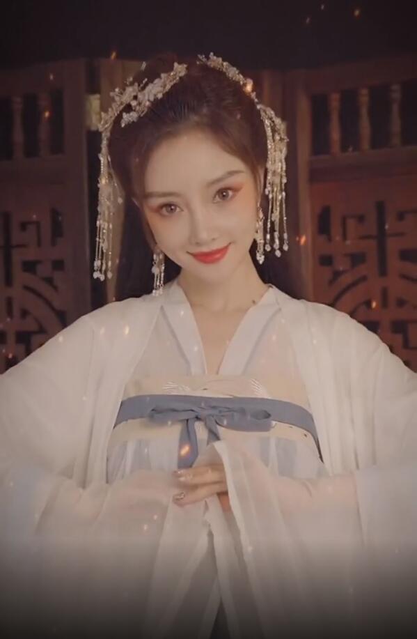 李小璐|李小璐大玩古风变装，一颦一笑魅惑十足，自夸被自己美到了！