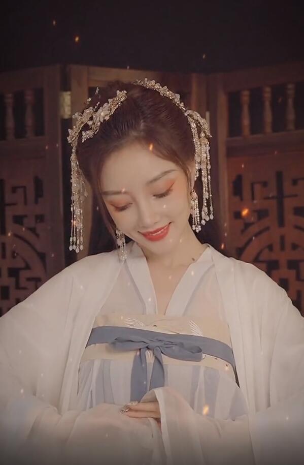 李小璐|李小璐大玩古风变装，一颦一笑魅惑十足，自夸被自己美到了！