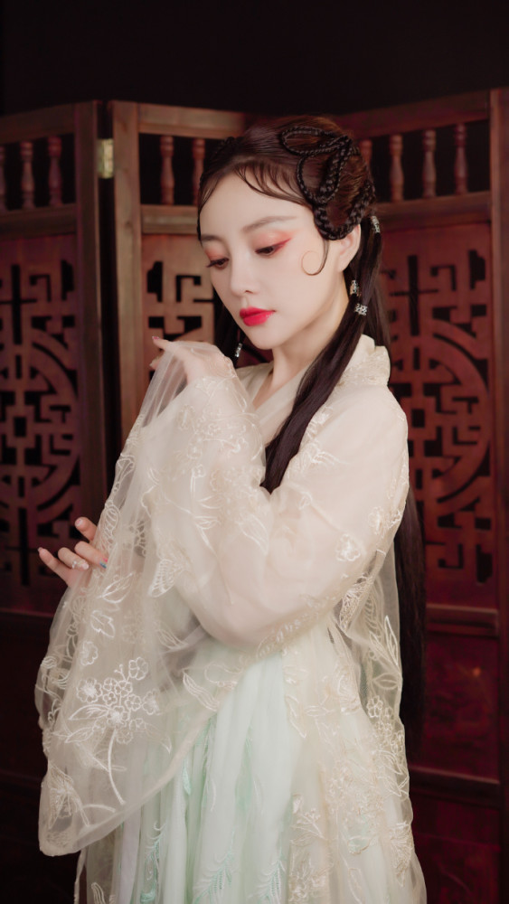 李小璐|李小璐大玩古风变装，一颦一笑魅惑十足，自夸被自己美到了！