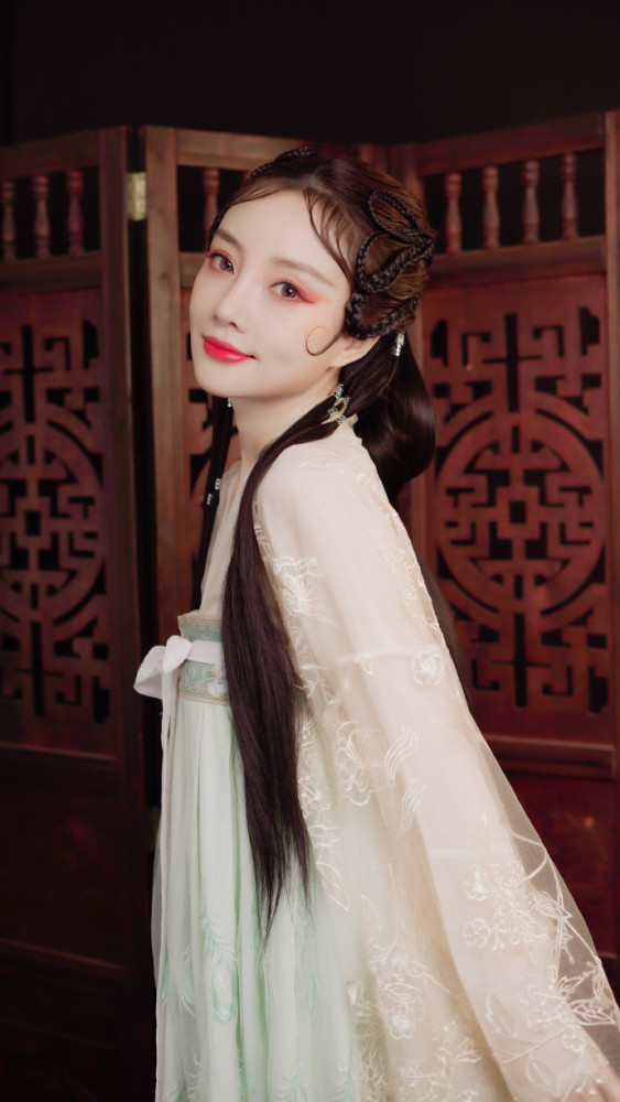 李小璐|李小璐大玩古风变装，一颦一笑魅惑十足，自夸被自己美到了！
