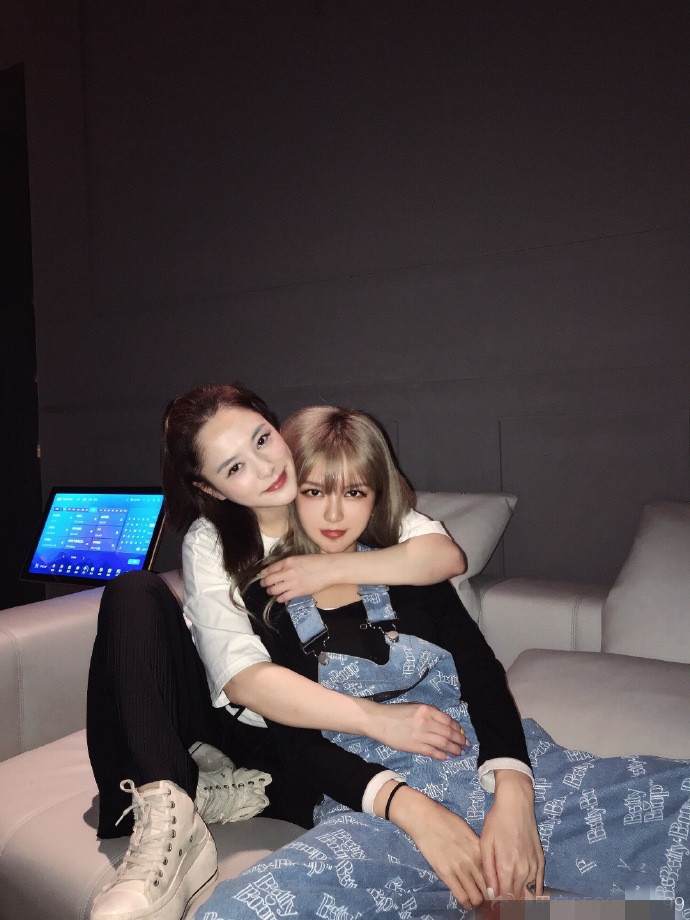 周扬青|周扬青晒与阿娇合照，闺蜜俩恢复单身后首同框，一个赛一个漂亮