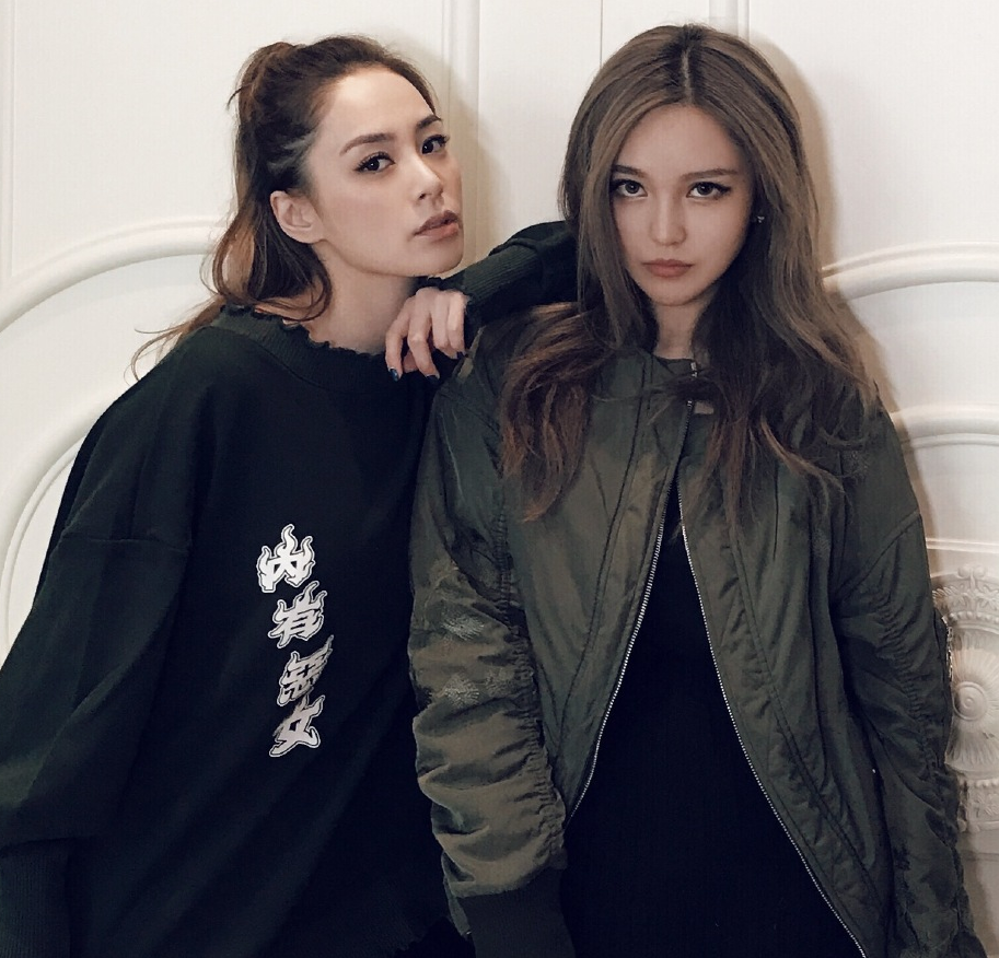 周扬青|周扬青晒与阿娇合照，闺蜜俩恢复单身后首同框，一个赛一个漂亮