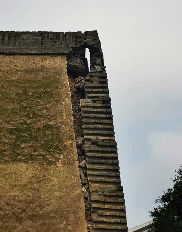 西安明秦王府一處城牆發生坍塌