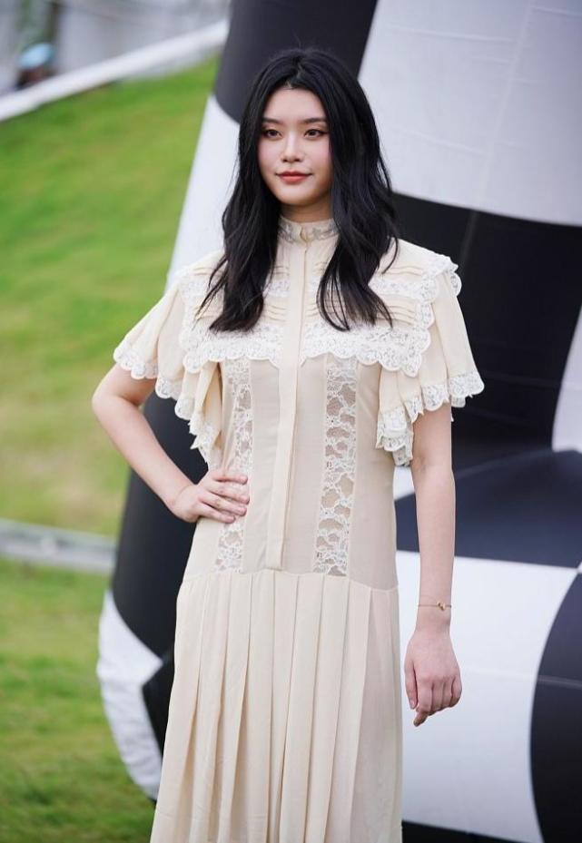 奚梦瑶高调复出!穿米色百褶裙尽显优雅气质,未修图状态很真实