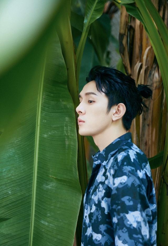 "网红"李佳琦最新杂志照,衬衫配长裤英伦范十足,手臂青筋超a