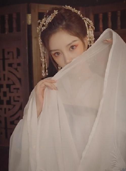 李小璐罕晒古装造型,薄纱半遮面桃花眼吸睛,坦言被自己美到了