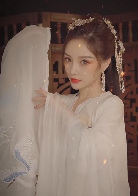 李小璐|李小璐罕晒古装造型，薄纱半遮面桃花眼吸睛，坦言被自己美到了