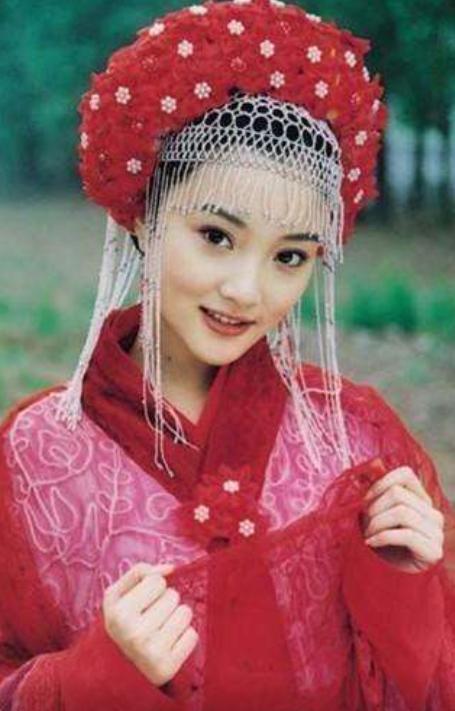 李小璐|李小璐罕晒古装造型，薄纱半遮面桃花眼吸睛，坦言被自己美到了