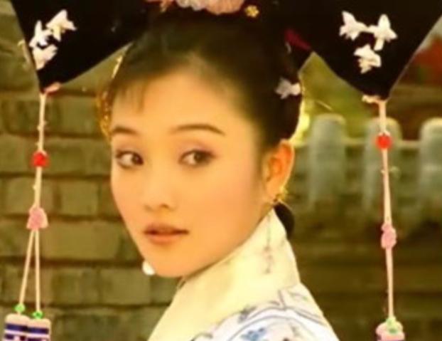 李小璐|李小璐罕晒古装造型，薄纱半遮面桃花眼吸睛，坦言被自己美到了