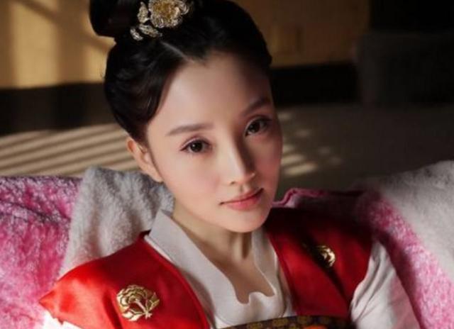 李小璐|李小璐罕晒古装造型，薄纱半遮面桃花眼吸睛，坦言被自己美到了