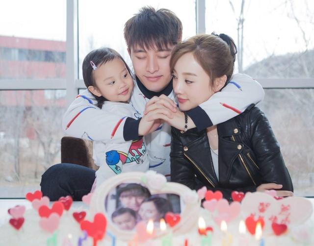 李小璐|李小璐罕晒古装造型，薄纱半遮面桃花眼吸睛，坦言被自己美到了