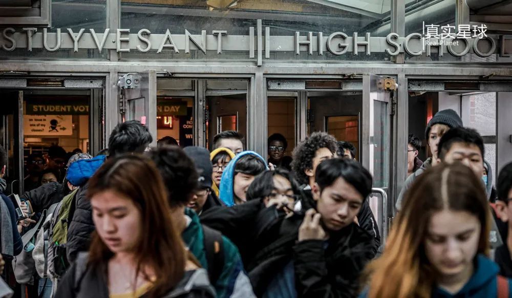 特朗普|特朗普的惩罚？美国青少年在疫情高潮中，被他赶回了“瘟床学校”