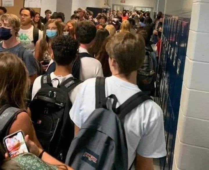 特朗普|特朗普的惩罚？美国青少年在疫情高潮中，被他赶回了“瘟床学校”