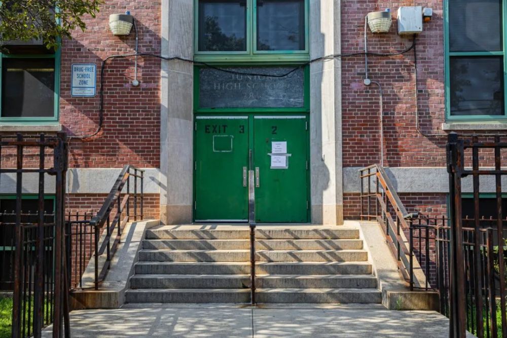 特朗普|特朗普的惩罚？美国青少年在疫情高潮中，被他赶回了“瘟床学校”