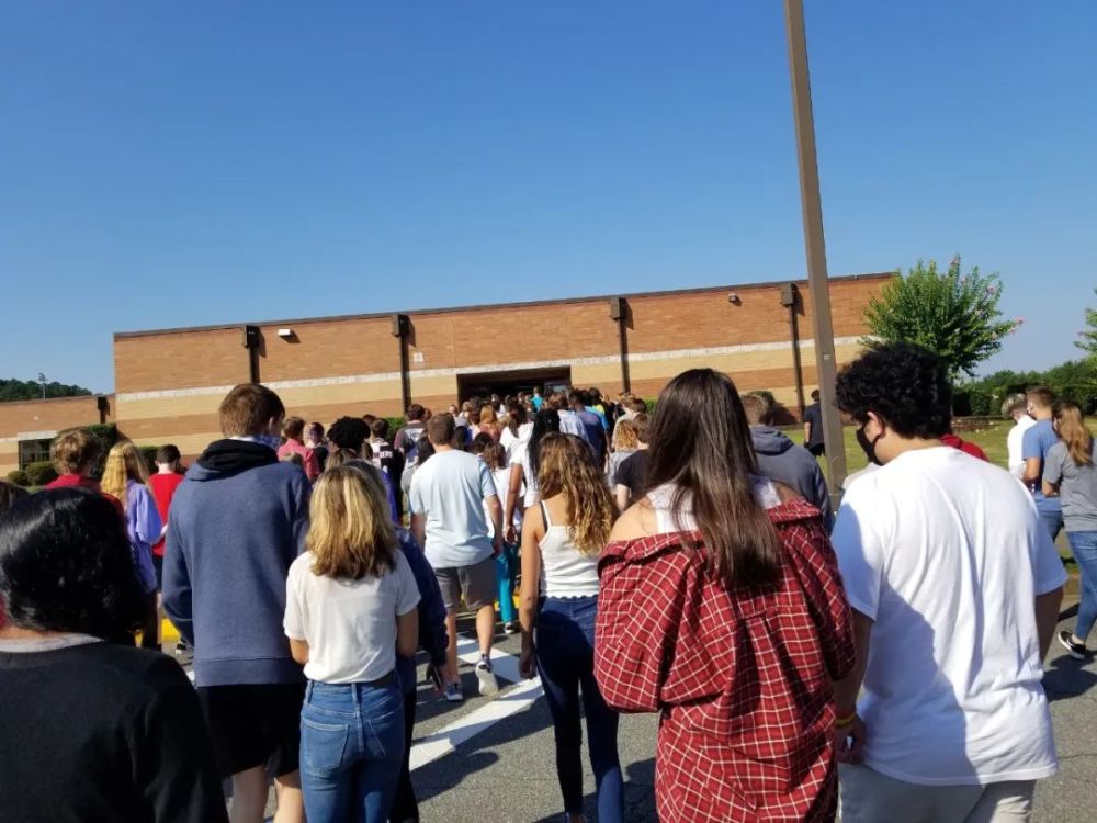 特朗普|特朗普的惩罚？美国青少年在疫情高潮中，被他赶回了“瘟床学校”