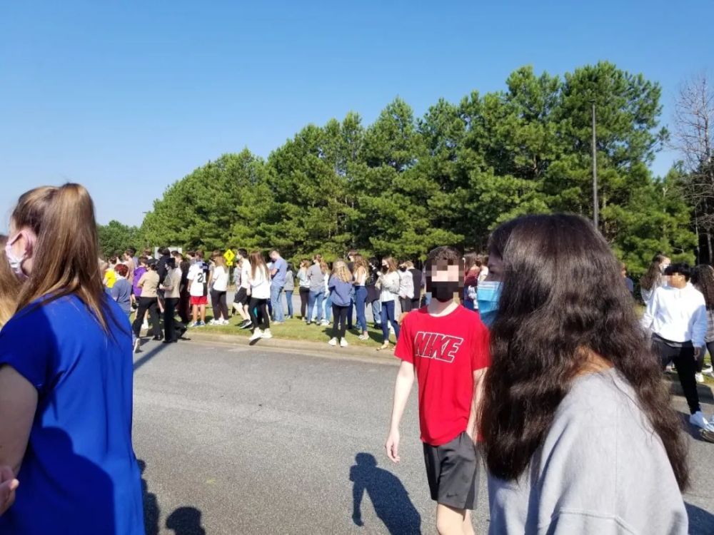 特朗普|特朗普的惩罚？美国青少年在疫情高潮中，被他赶回了“瘟床学校”