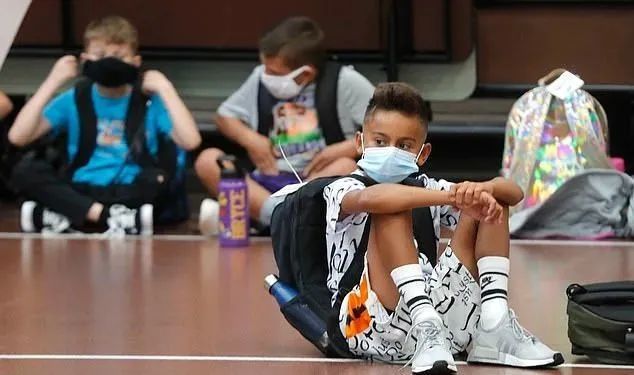 特朗普|特朗普的惩罚？美国青少年在疫情高潮中，被他赶回了“瘟床学校”