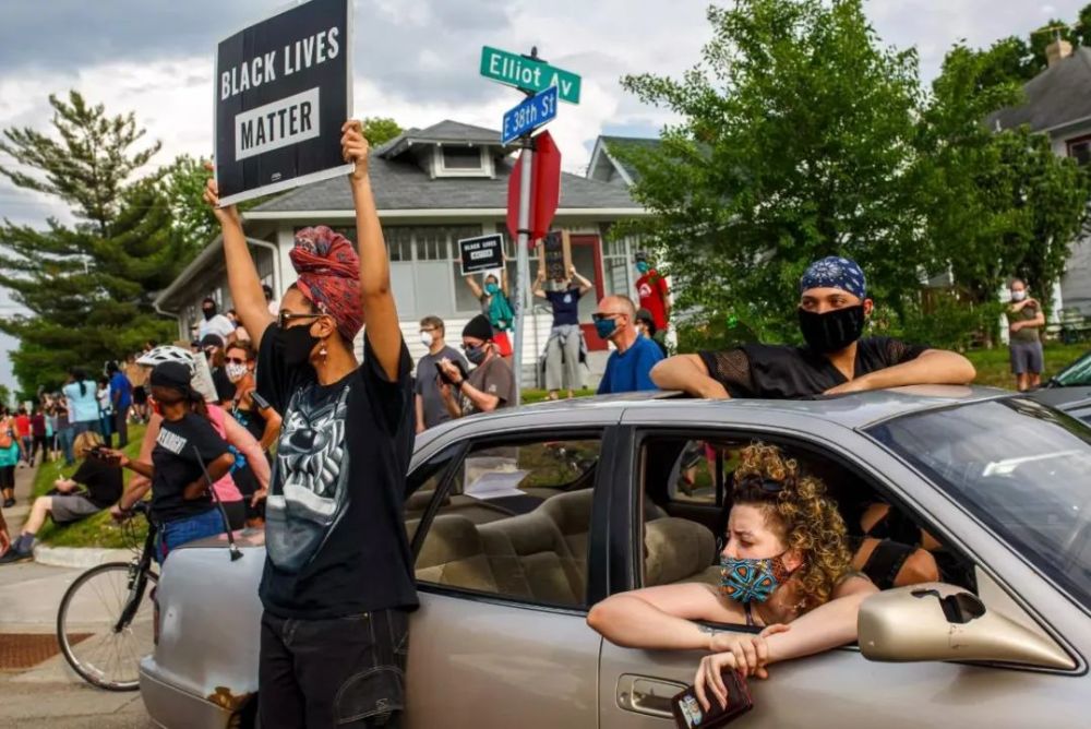 特朗普|特朗普的惩罚？美国青少年在疫情高潮中，被他赶回了“瘟床学校”