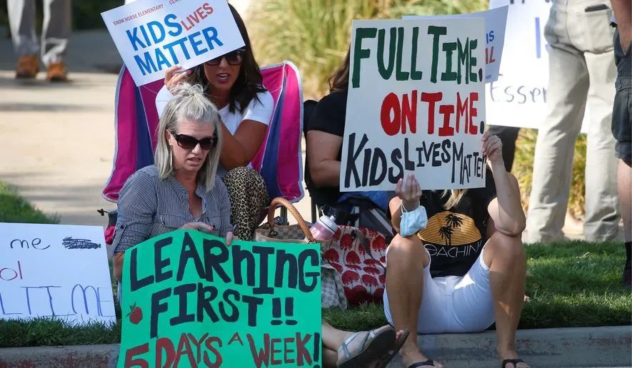 特朗普|特朗普的惩罚？美国青少年在疫情高潮中，被他赶回了“瘟床学校”