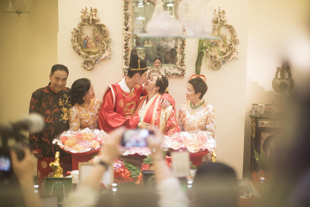 何超盈|赌王女儿何超盈正式复工，晒照显身材苗条，千万名画却格外亮眼