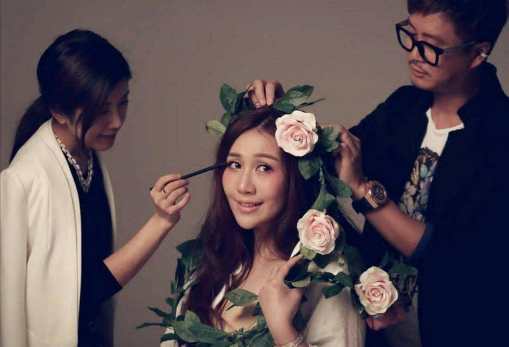 何超盈|赌王女儿何超盈正式复工，晒照显身材苗条，千万名画却格外亮眼