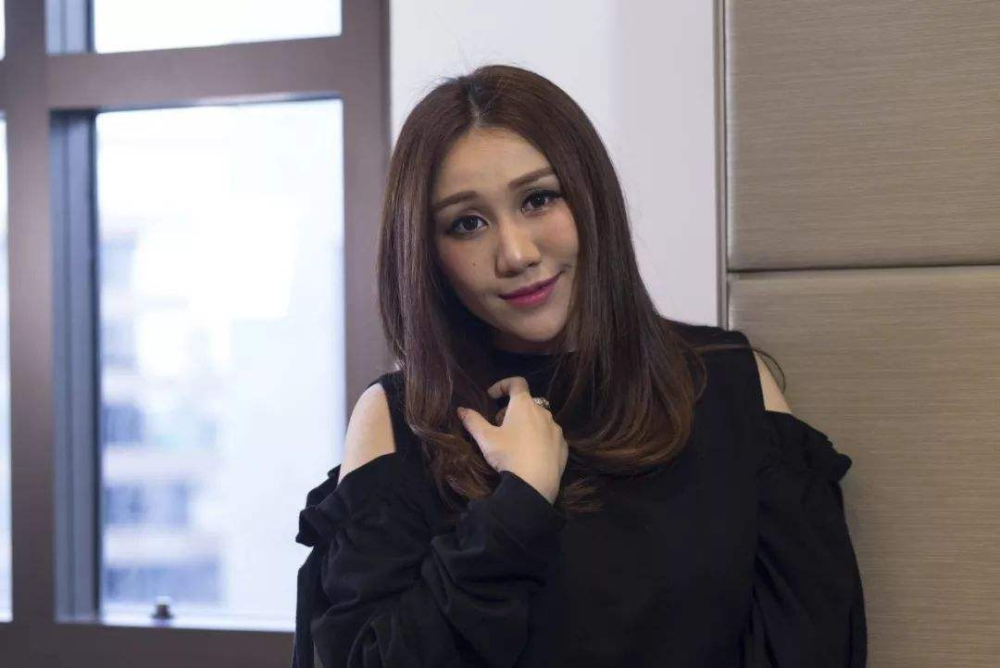 何超盈|赌王女儿何超盈正式复工，晒照显身材苗条，千万名画却格外亮眼