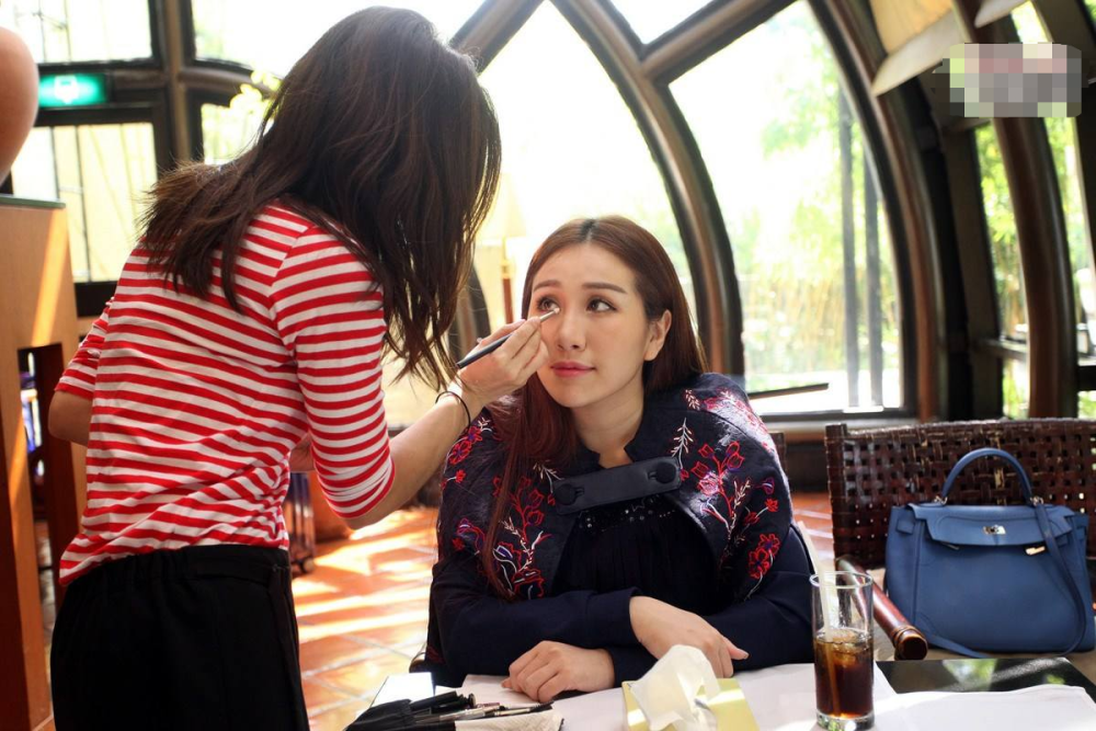 何超盈|赌王女儿何超盈正式复工，晒照显身材苗条，千万名画却格外亮眼