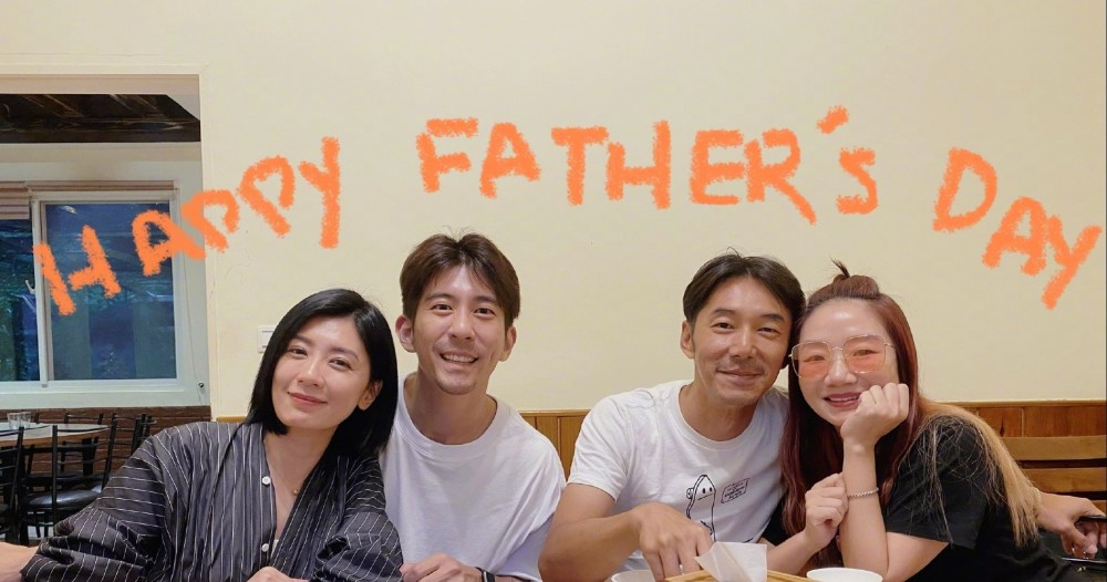 贾静雯|贾静雯陶晶莹家合体庆爸爸节，梧桐妹占据C位，咘咘挤鬼脸，波妞闭眼吹蜡烛