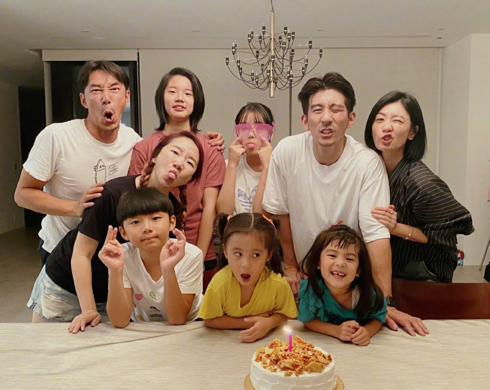 贾静雯|贾静雯陶晶莹家合体庆爸爸节，梧桐妹占据C位，咘咘挤鬼脸，波妞闭眼吹蜡烛