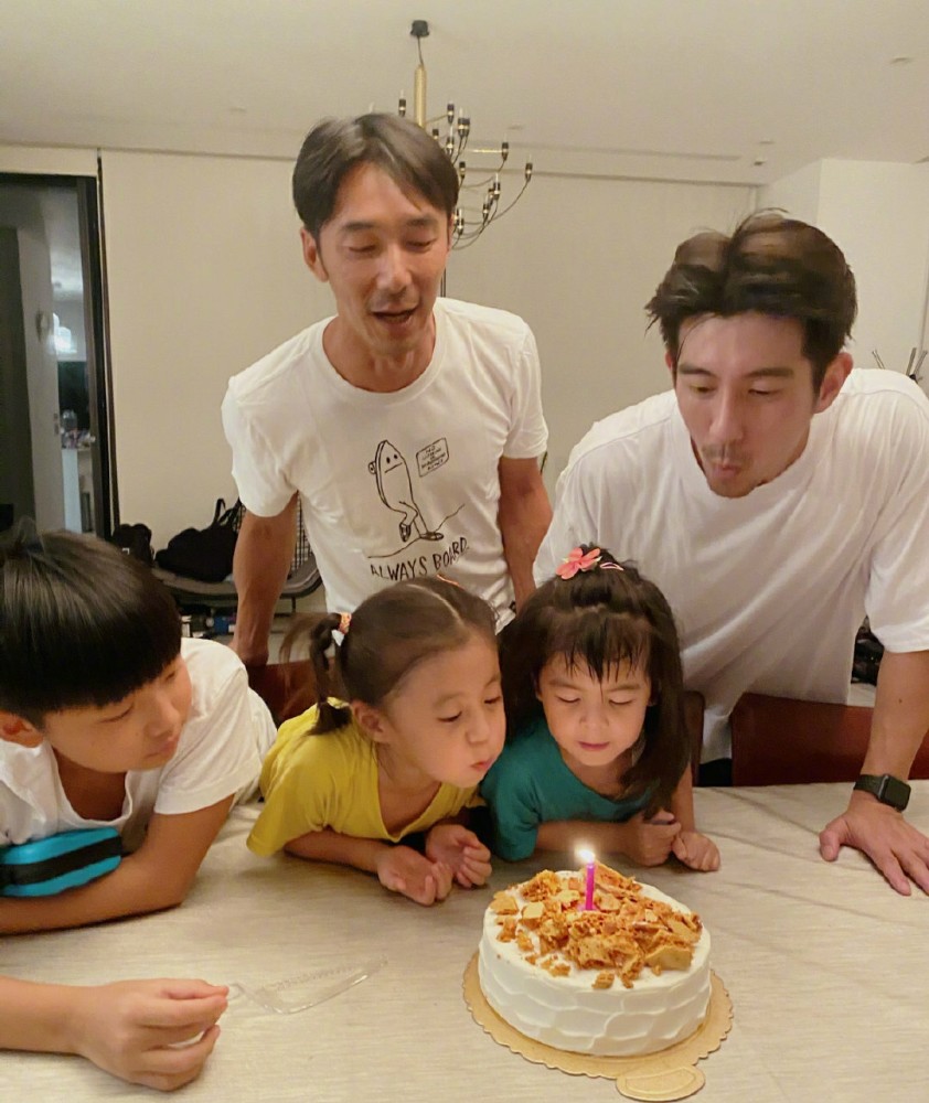 贾静雯|贾静雯陶晶莹家合体庆爸爸节，梧桐妹占据C位，咘咘挤鬼脸，波妞闭眼吹蜡烛