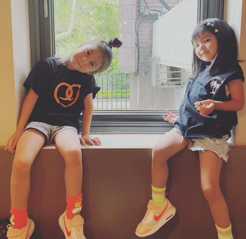 贾静雯|贾静雯陶晶莹家合体庆爸爸节，梧桐妹占据C位，咘咘挤鬼脸，波妞闭眼吹蜡烛