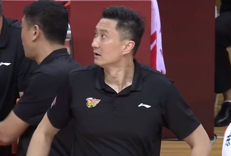 易建联|广东3分险胜晋级决赛！比赛再次打成肉搏战，易建联罚球定乾坤